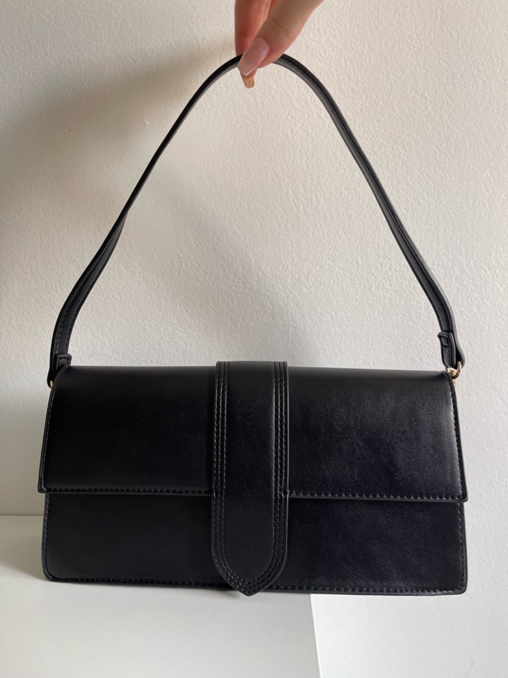 Classic Black Shoulder Bag - Sleek Minimalist Design